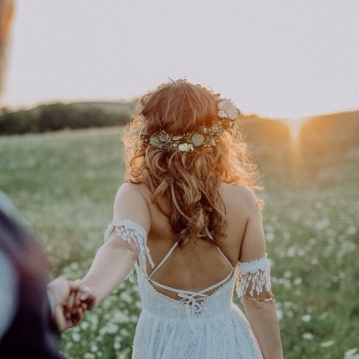 Quelle fleurs mettre dans ses cheveux lors d'un mariage : nos 4 conseils