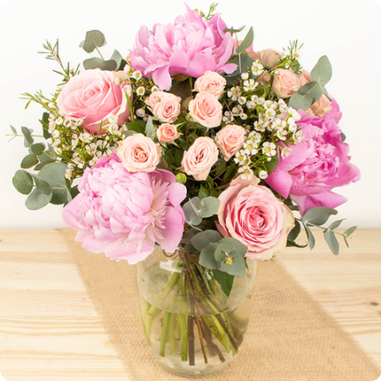 Bouquet de pivoines et de roses dans les tons pastels