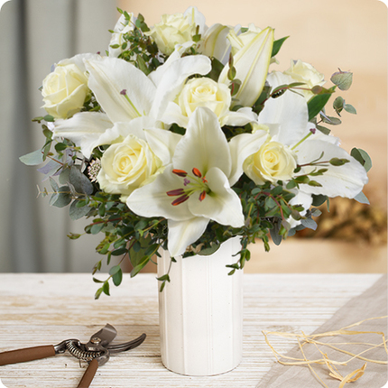 bouquet avec du lys blanc et de la rose blanche